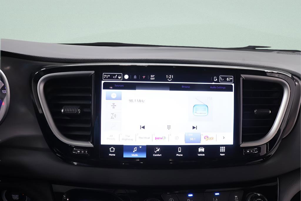 Used 2025 Chrysler Pacifica Select image 10