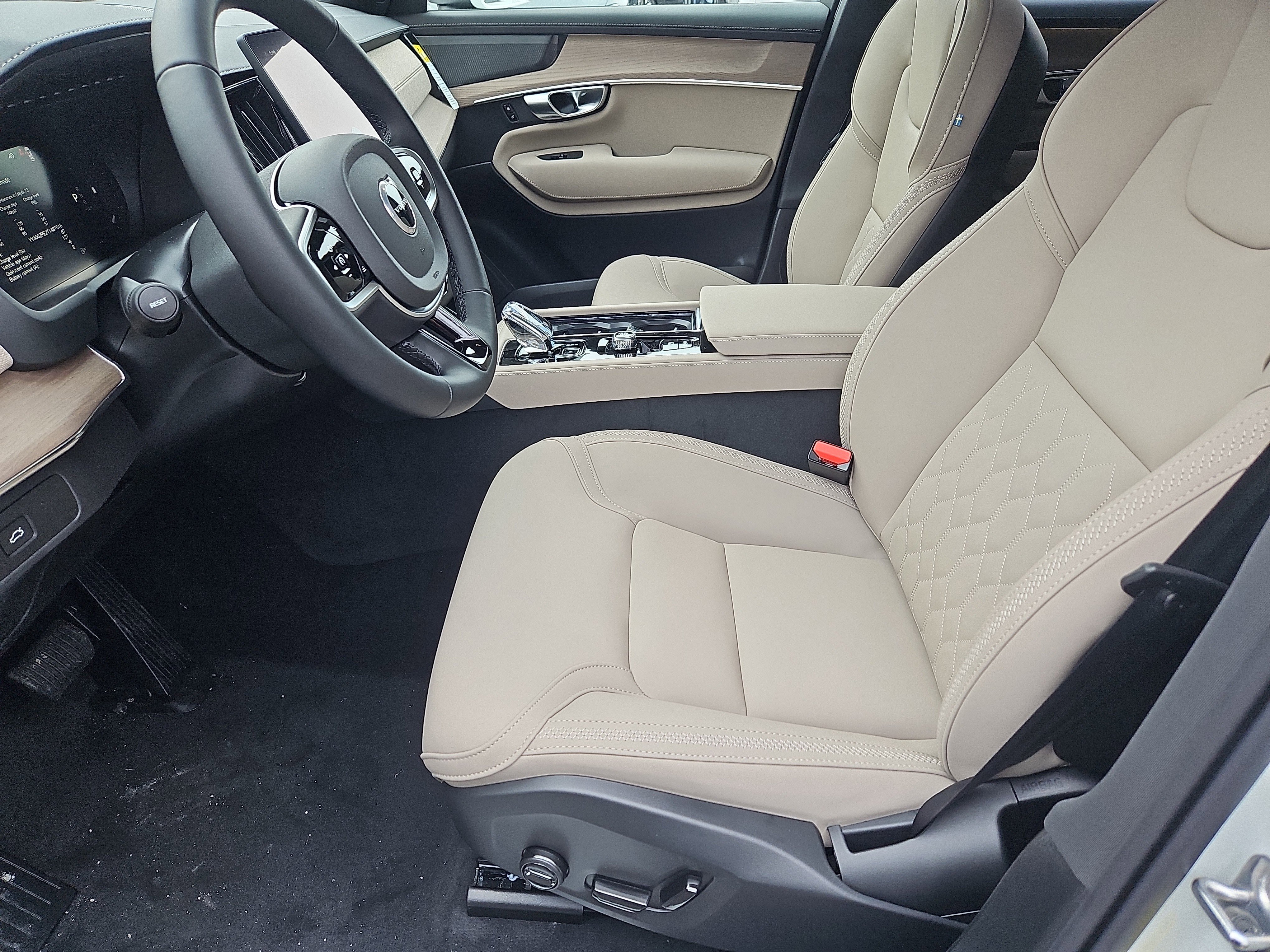 New 2026 Volvo XC90 B6 Plus w/ Protection Package Premier image 21