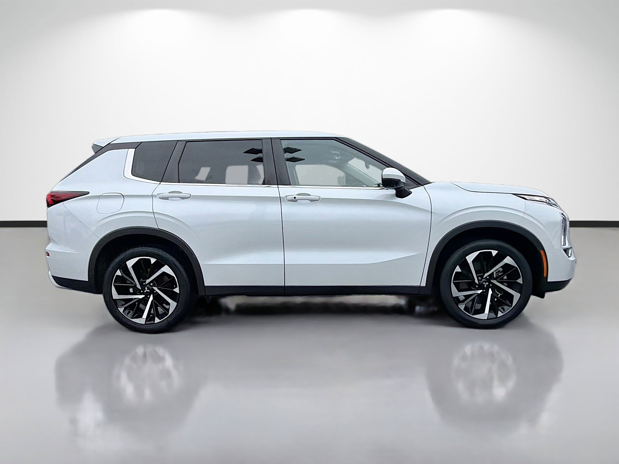Used 2022 Mitsubishi Outlander SE AWD/4WD image 2