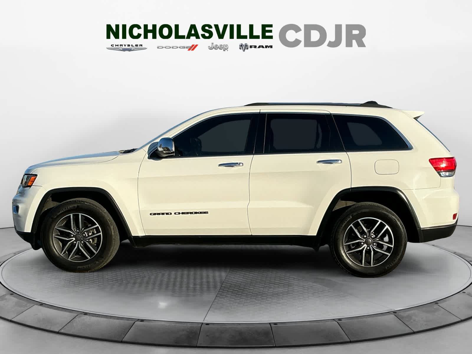 Used 2019 Jeep Grand Cherokee Limited AWD/4WD image 2