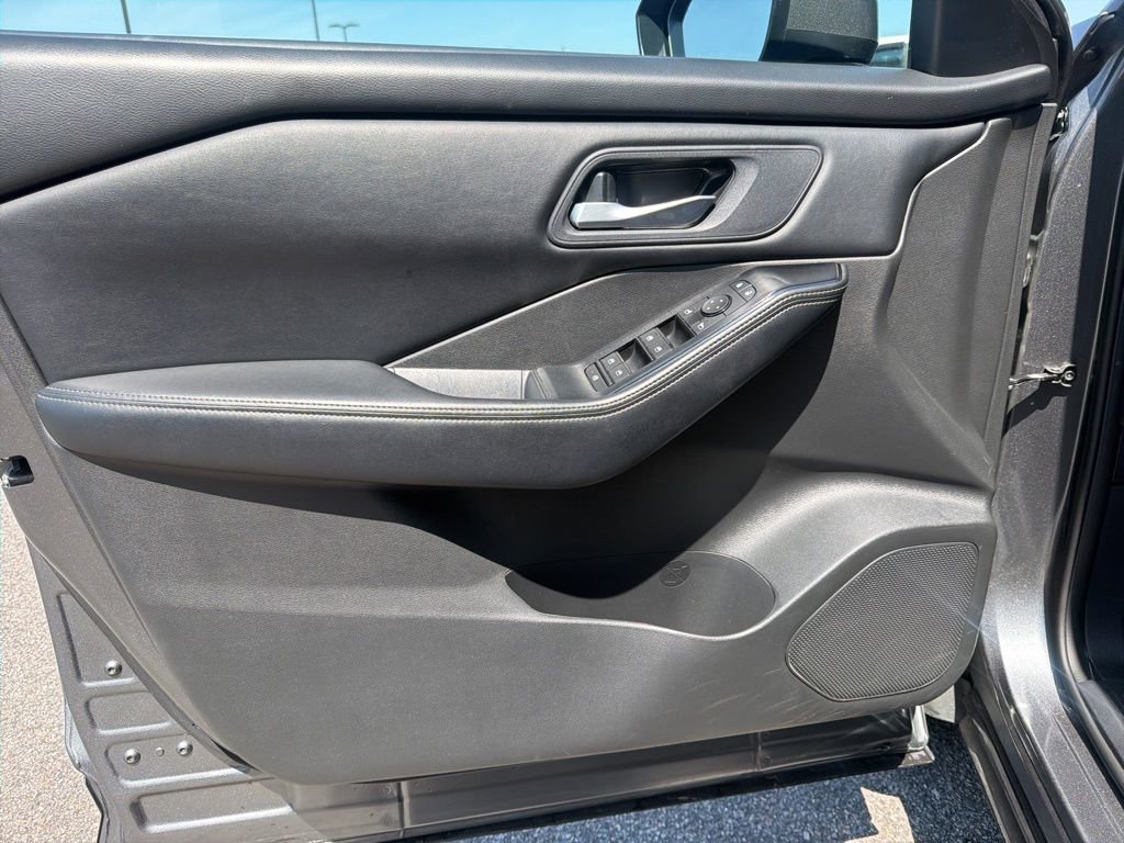 Used 2024 Nissan Rogue SV AWD/4WD image 12