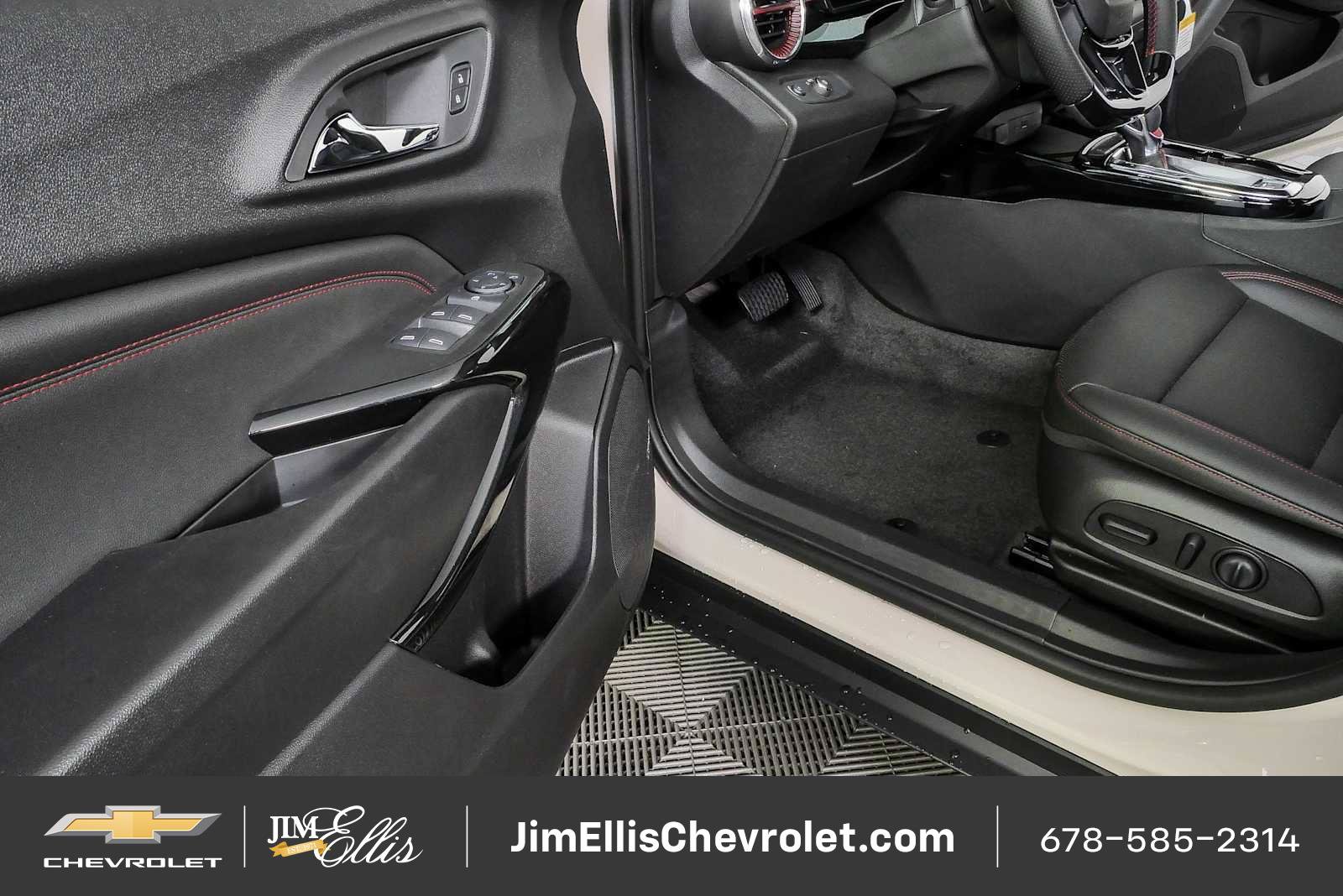 New 2026 Chevrolet Trax RS w/ Sunroof Package FWD image 7