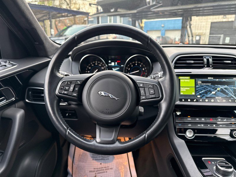 Used 2020 Jaguar F-PACE Premium image 18