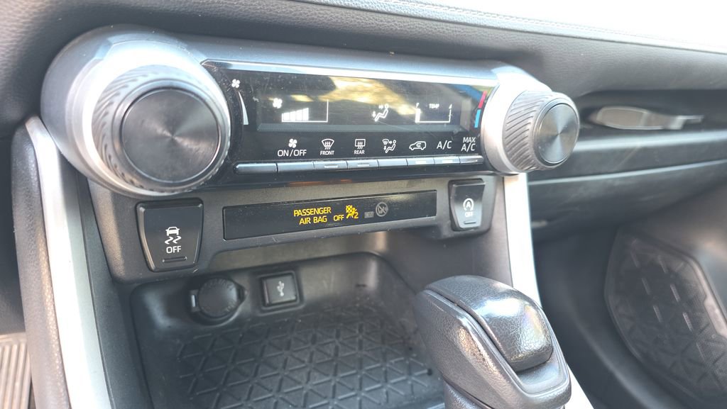 Used 2020 Toyota RAV4 LE image 31