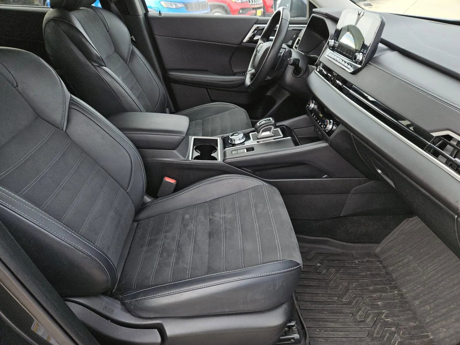 Used 2024 Mitsubishi Outlander SE Black Edition image 23