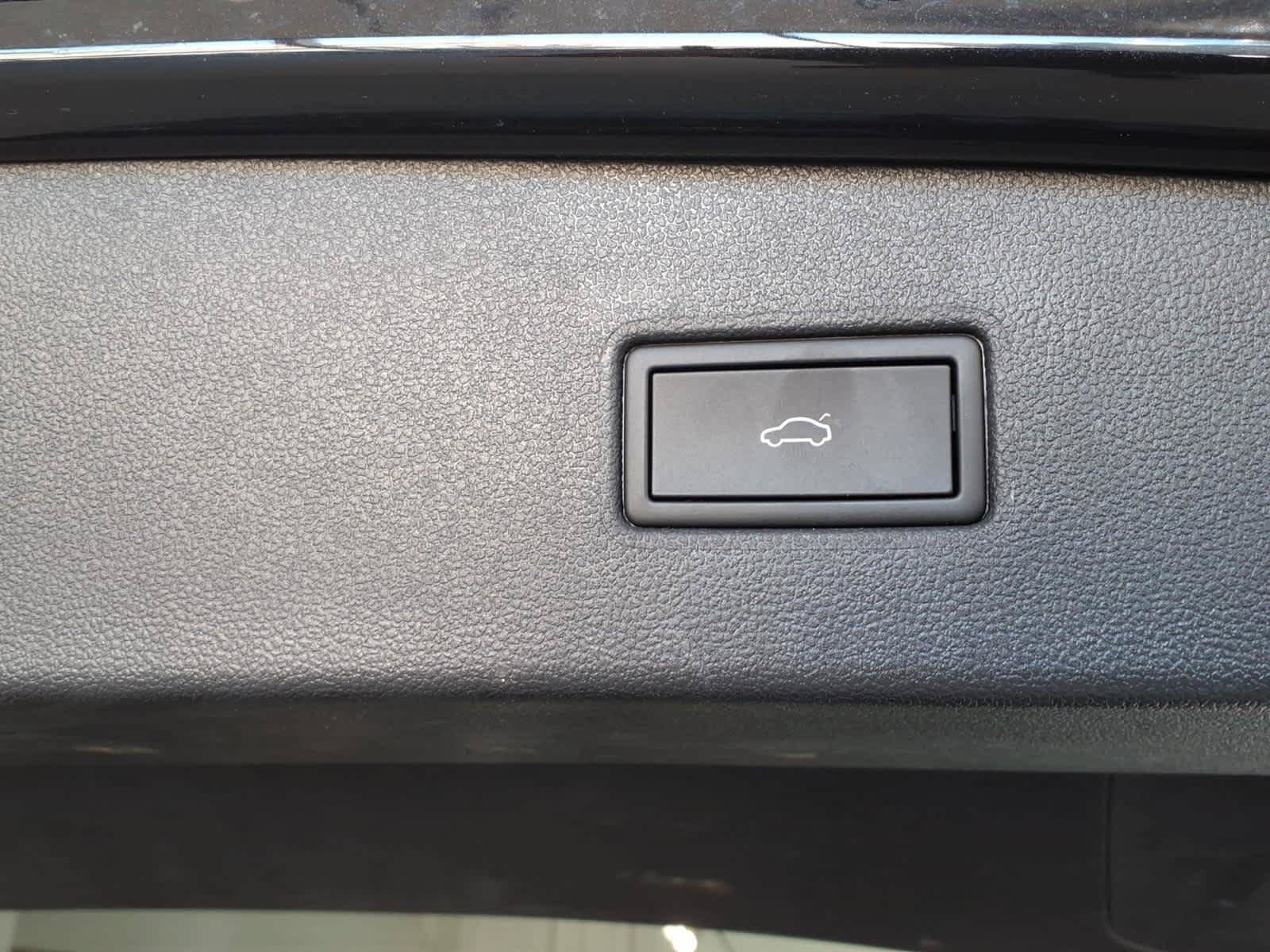 Used 2024 Volkswagen Tiguan SE R-Line AWD/4WD image 10