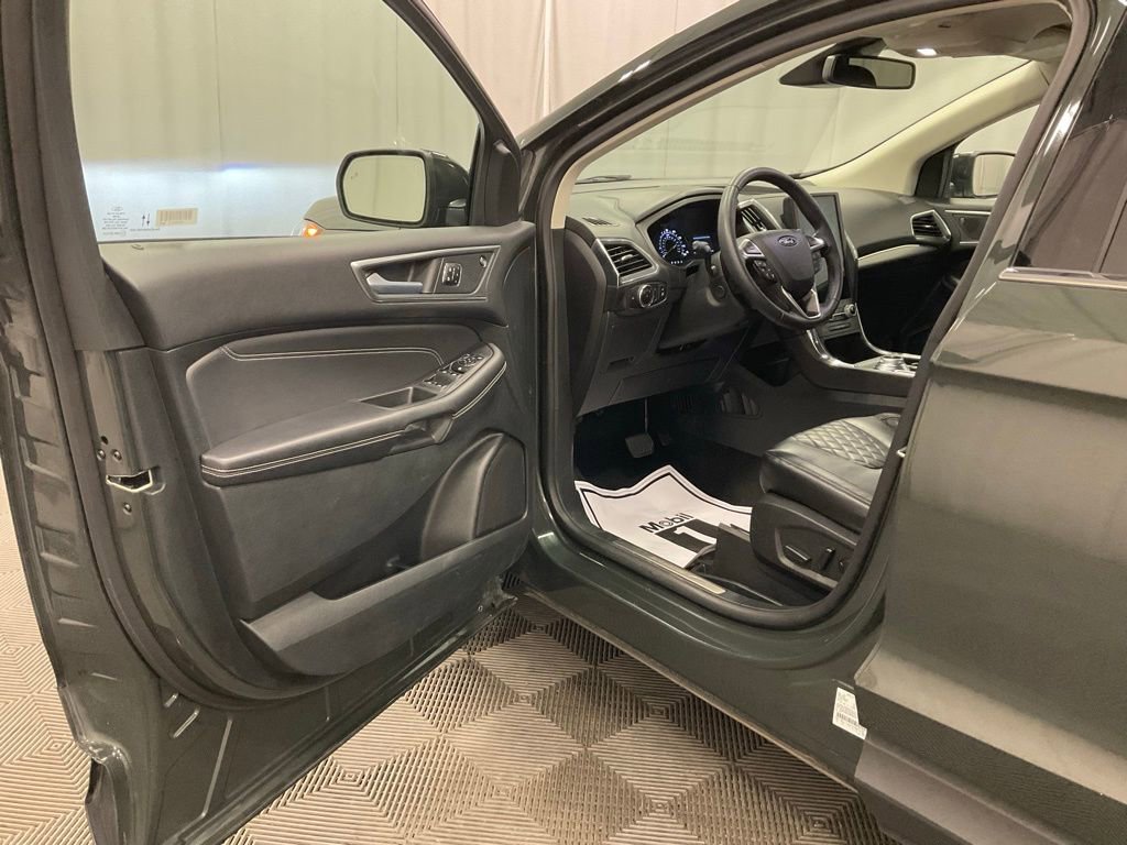 Used 2024 Ford Edge Titanium w/ Equipment Group 301A image 9