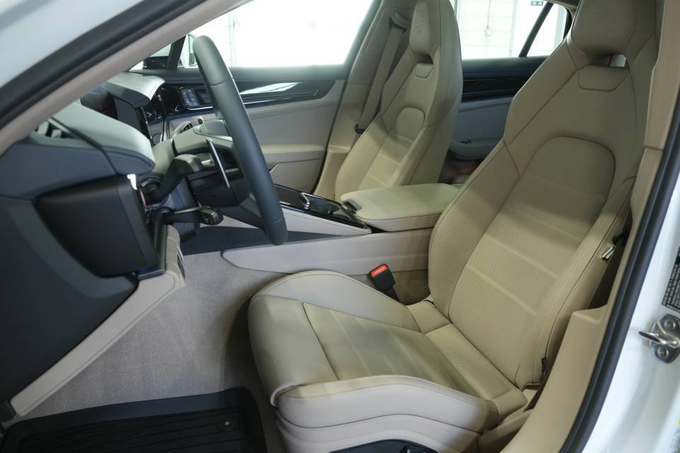 Certified 2025 Porsche Panamera 4 AWD/4WD image 5