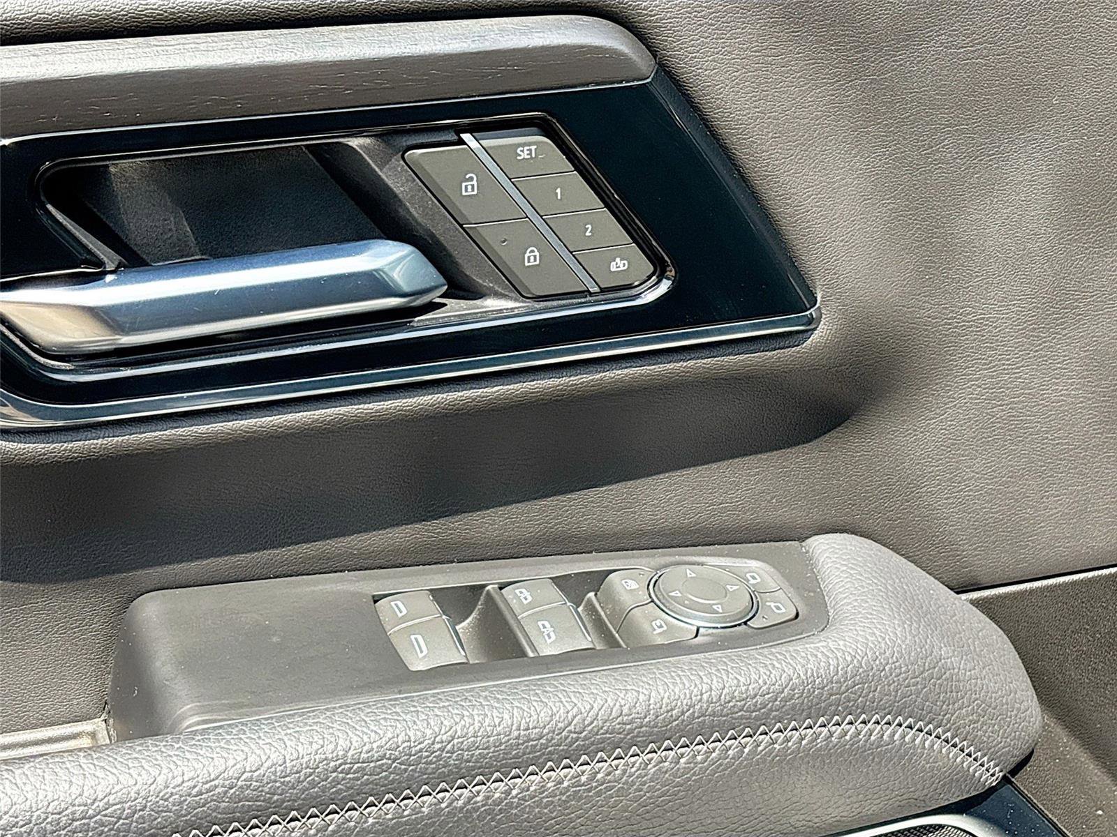 Used 2025 GMC Yukon Denali AWD/4WD image 18