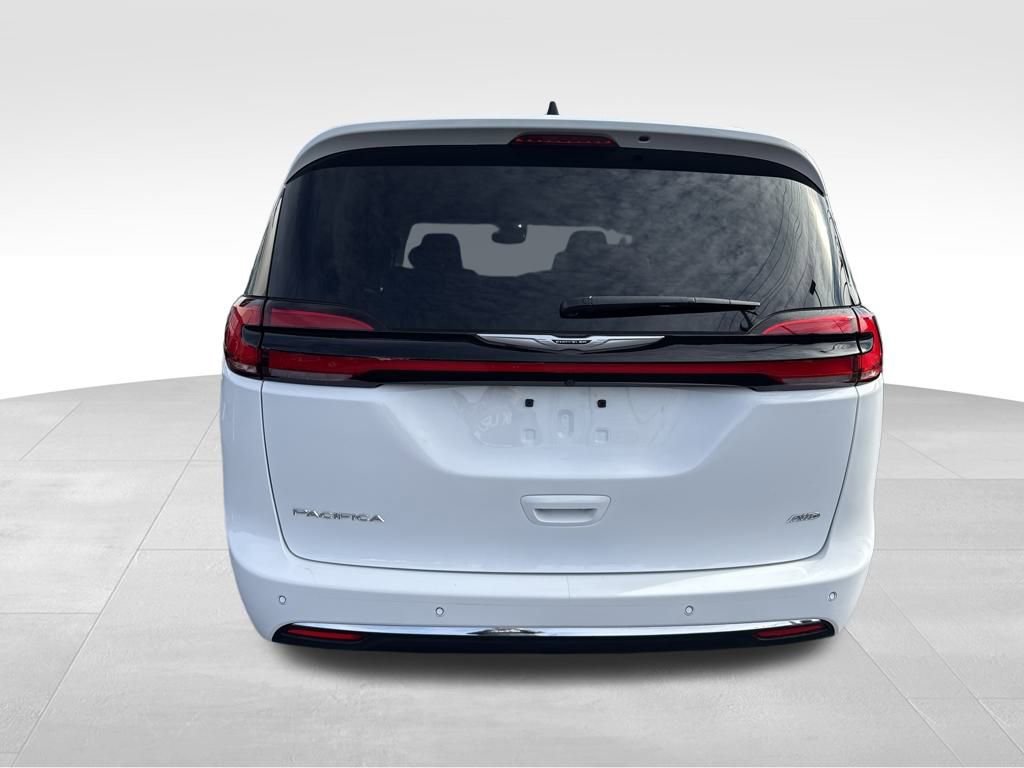 Used 2024 Chrysler Pacifica Touring-L image 10