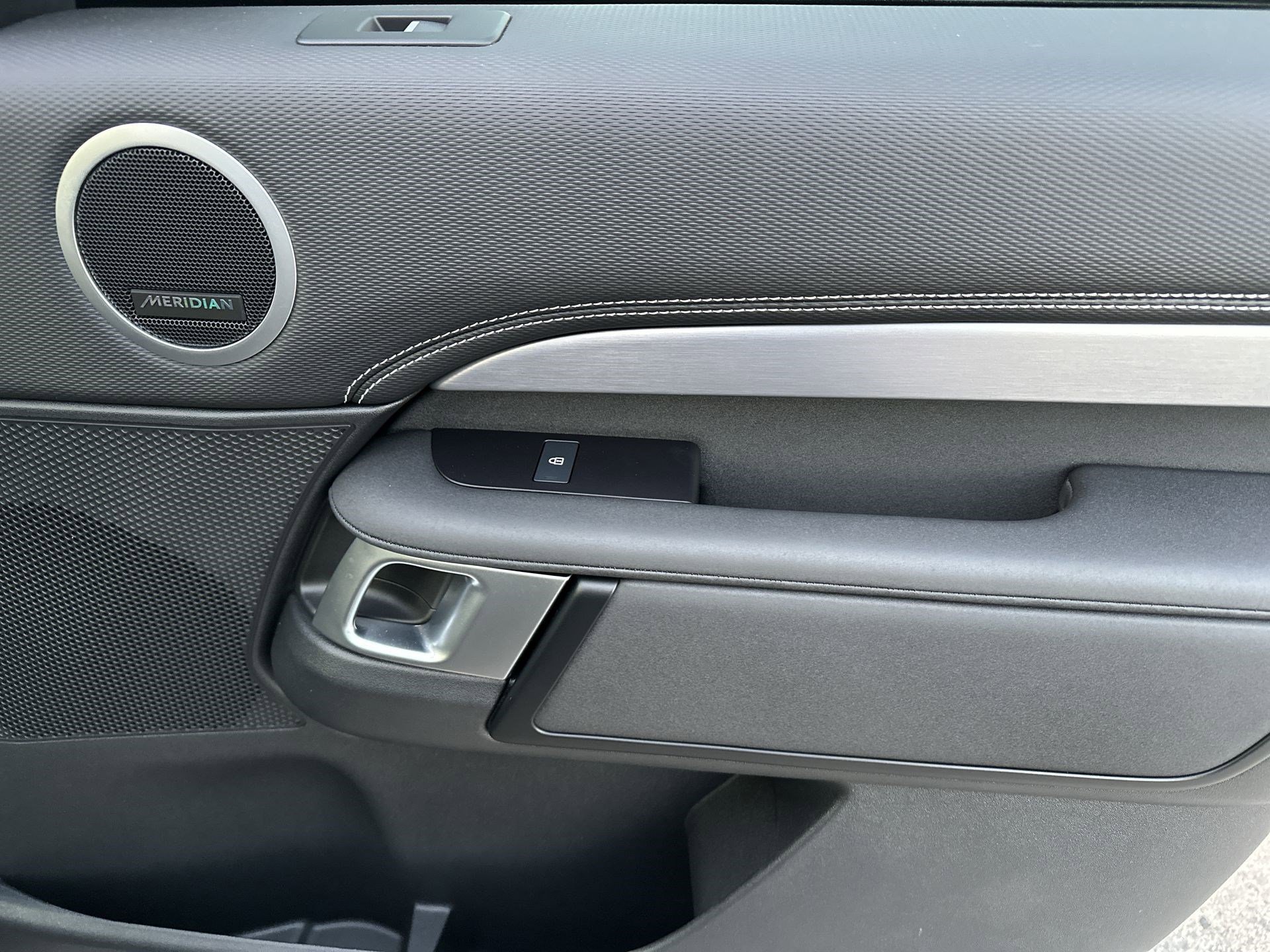 Used 2024 Land Rover Discovery Dynamic SE image 27