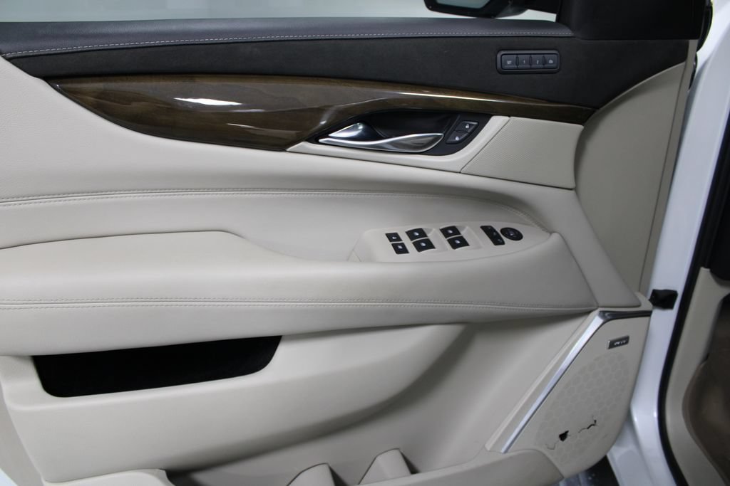 Used 2020 Cadillac Escalade Premium Luxury AWD/4WD image 18