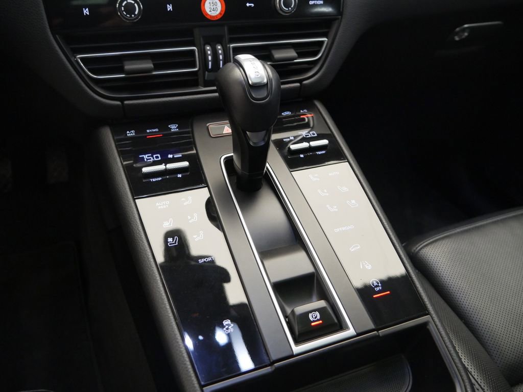 Certified 2023 Porsche Macan image 45