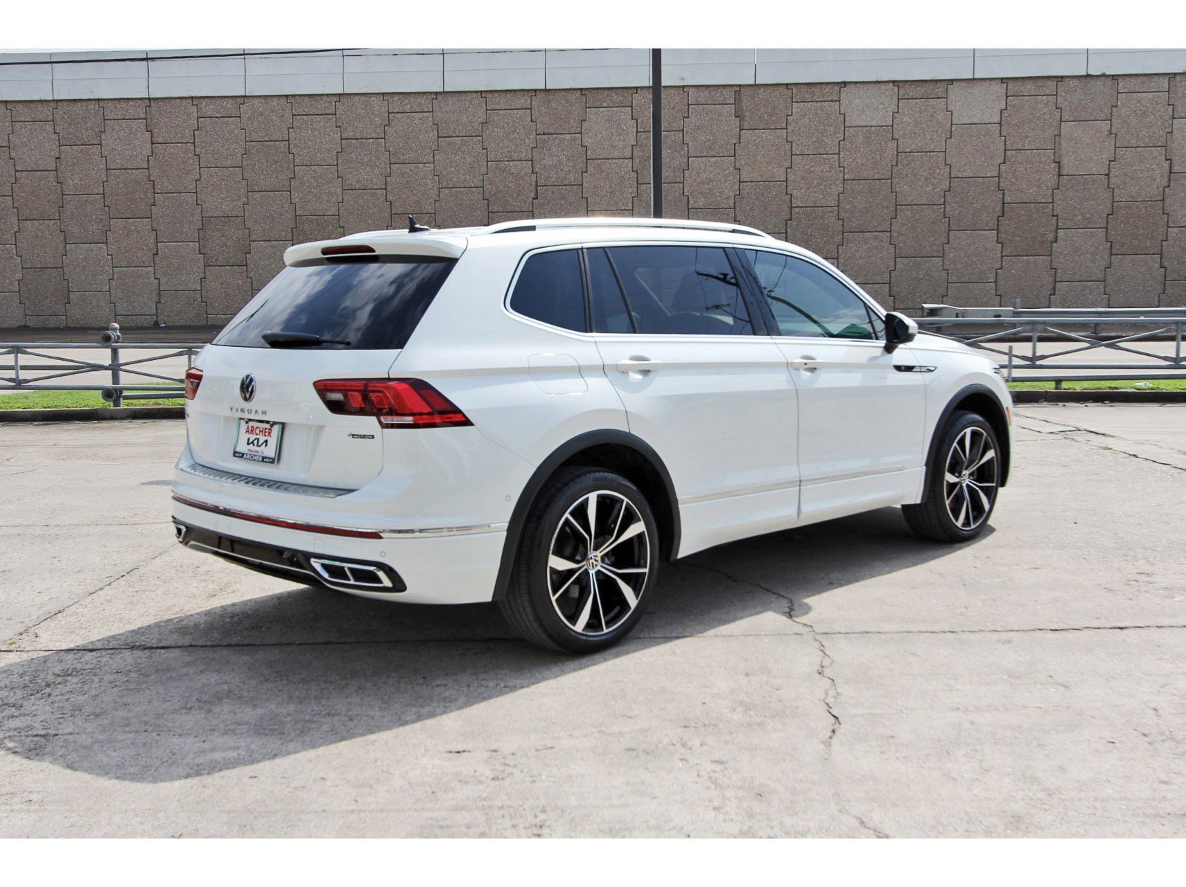 Used 2022 Volkswagen Tiguan SEL R-Line image 7