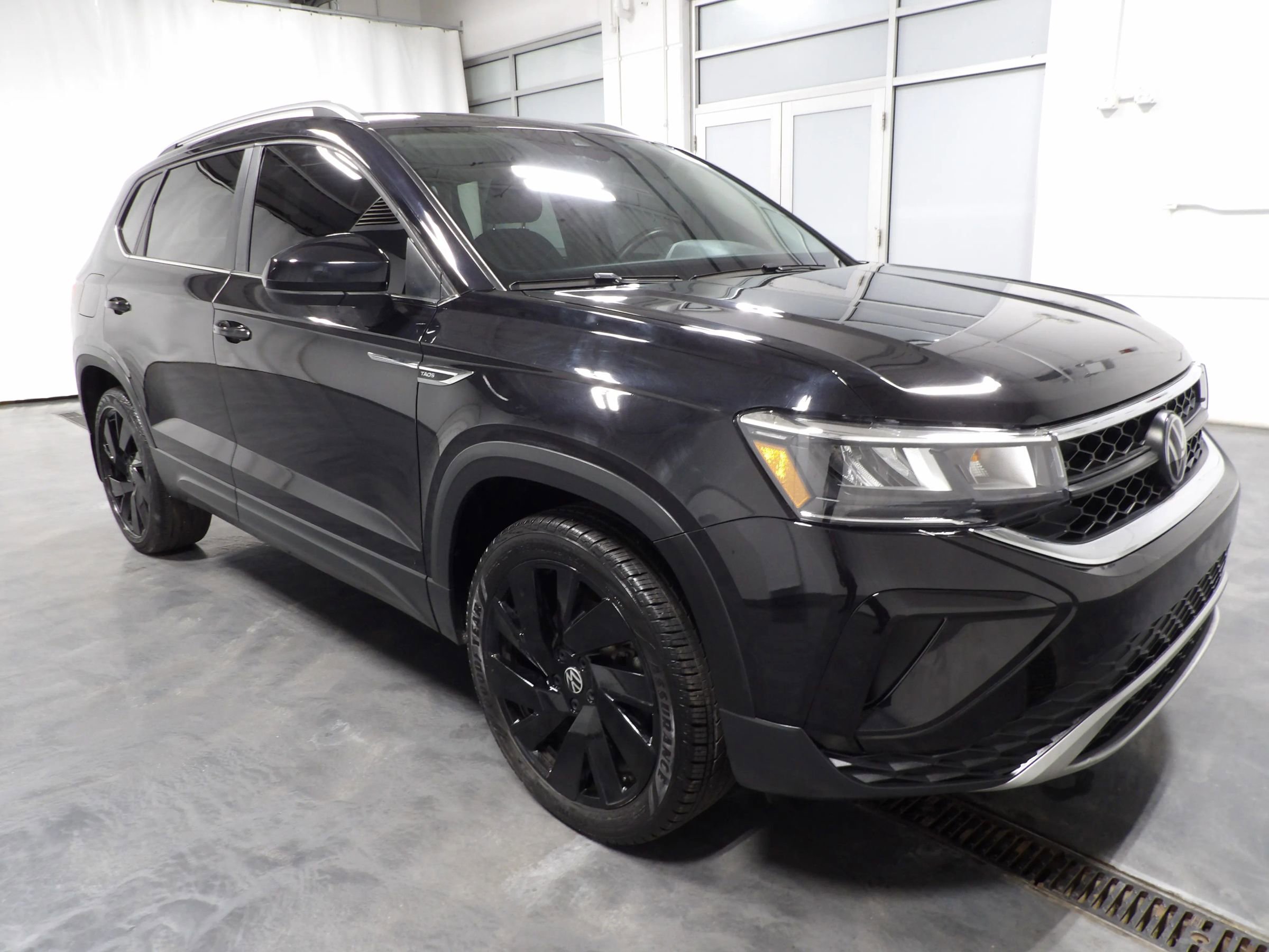 Used 2024 Volkswagen Taos SE w/ Panoramic Sunroof Package AWD/4WD image 2