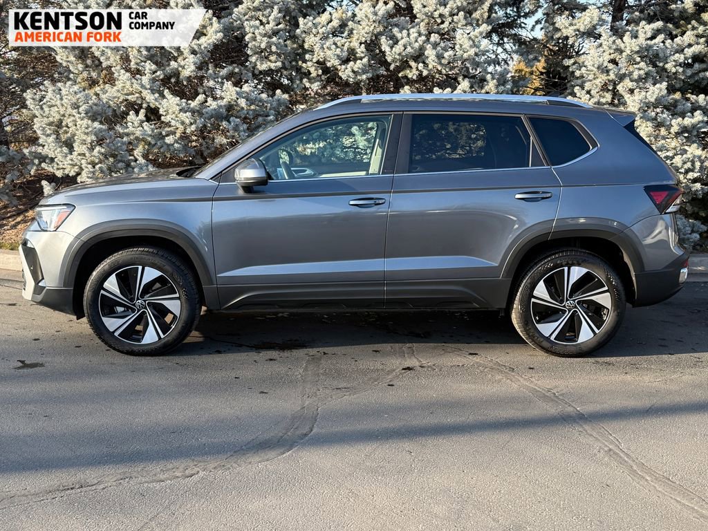 Used 2025 Volkswagen Taos SE image 4