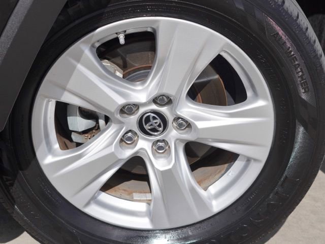 Used 2019 Toyota RAV4 XLE w/ Convenience Package FWD image 11