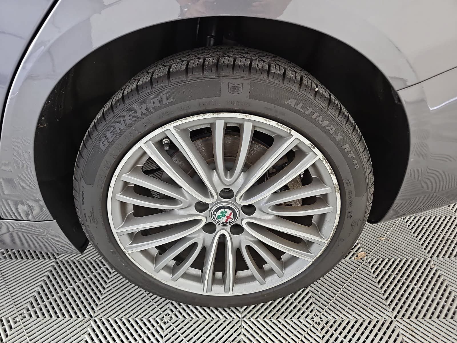 Used 2017 Alfa Romeo Giulia Ti w/ TI Performance Package AWD/4WD image 10