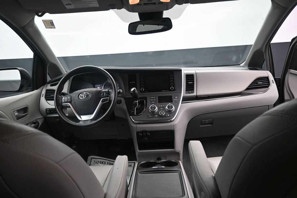 Used 2018 Toyota Sienna XLE w/ XLE Navigation Package FWD image 12