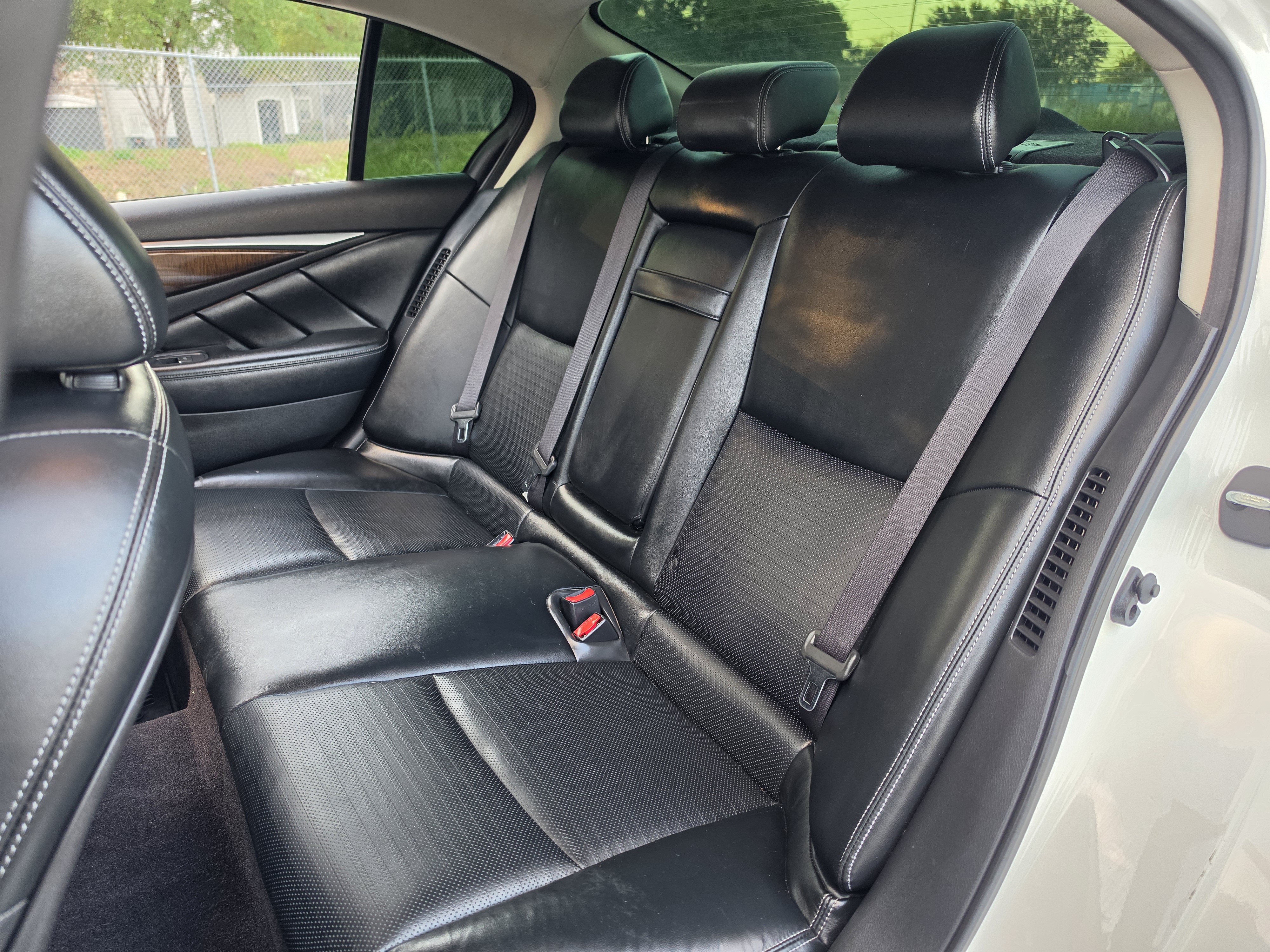 Used 2014 INFINITI Q50 Hybrid w/ Deluxe Technology Package RWD image 21