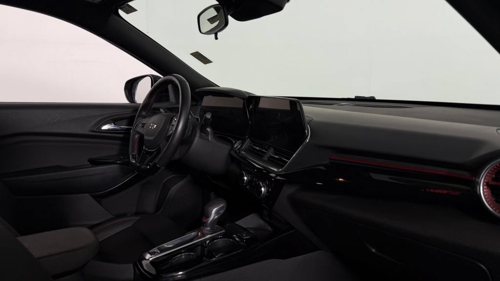 Used 2024 Chevrolet Trax RS w/ Sunroof Package FWD image 30