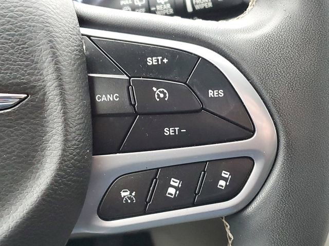 Used 2022 Chrysler Pacifica Touring-L image 12