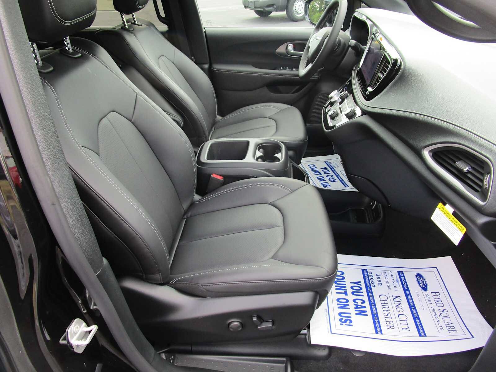 New 2026 Chrysler Pacifica Select FWD image 18