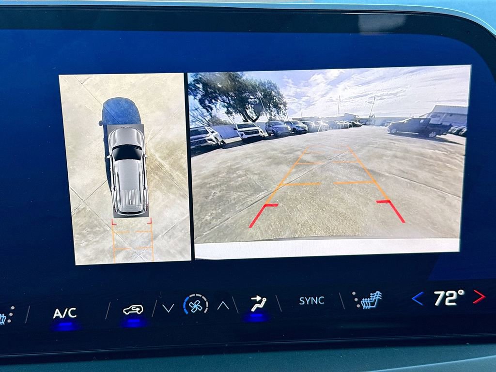 Used 2025 Chevrolet Traverse LT w/ Sun and Wheel Package image 13