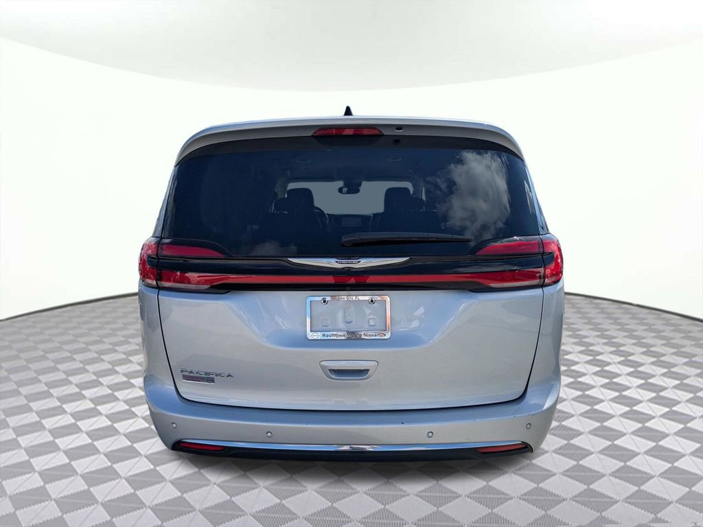 Used 2024 Chrysler Pacifica Touring-L image 4