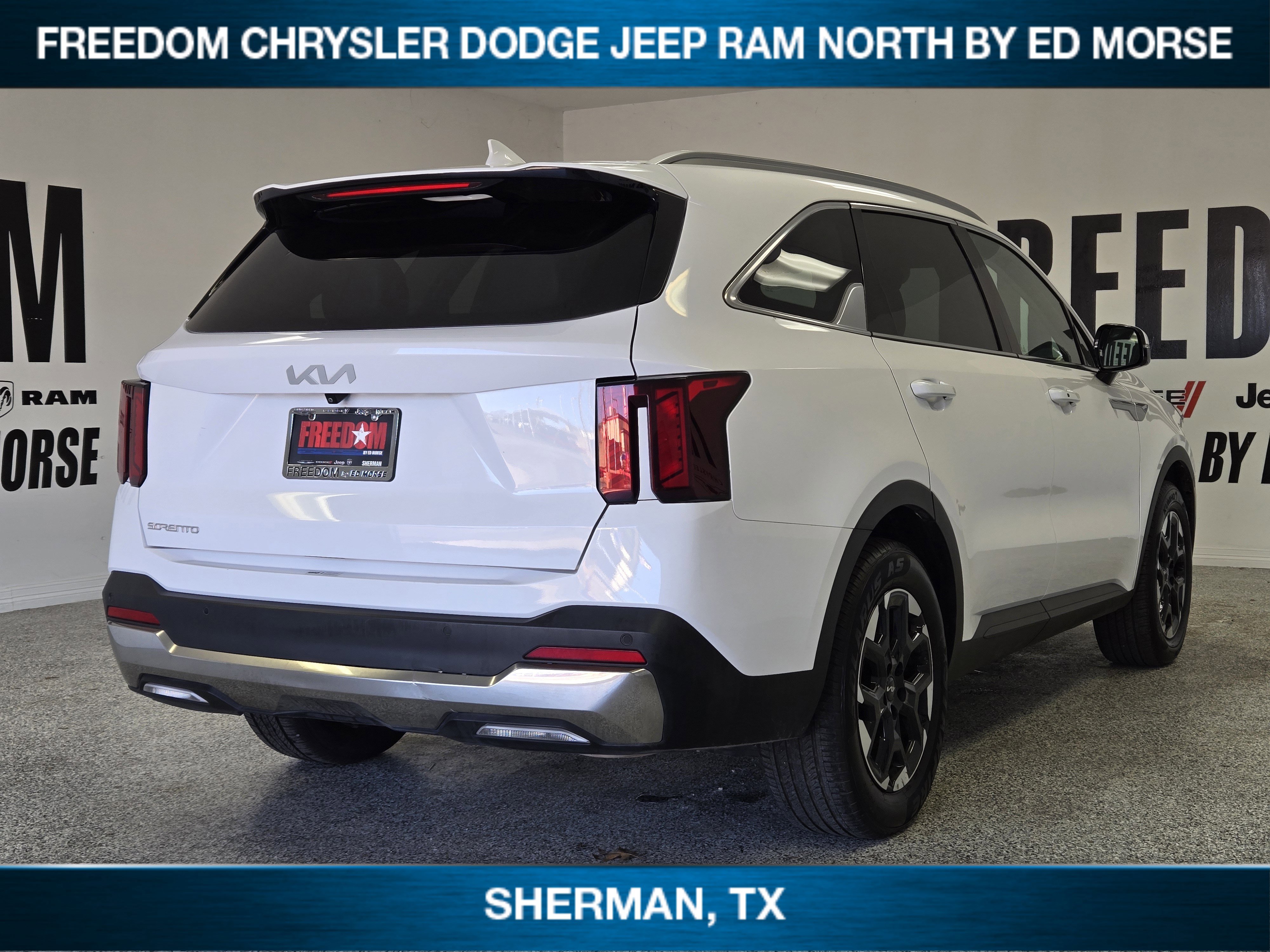 Used 2024 Kia Sorento S image 3