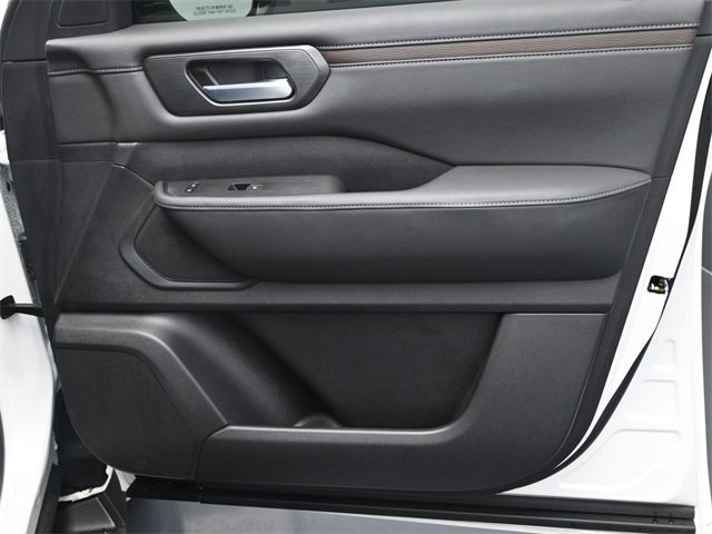 Used 2025 Nissan Armada SL w/ Captain's Chari Seat Package image 39