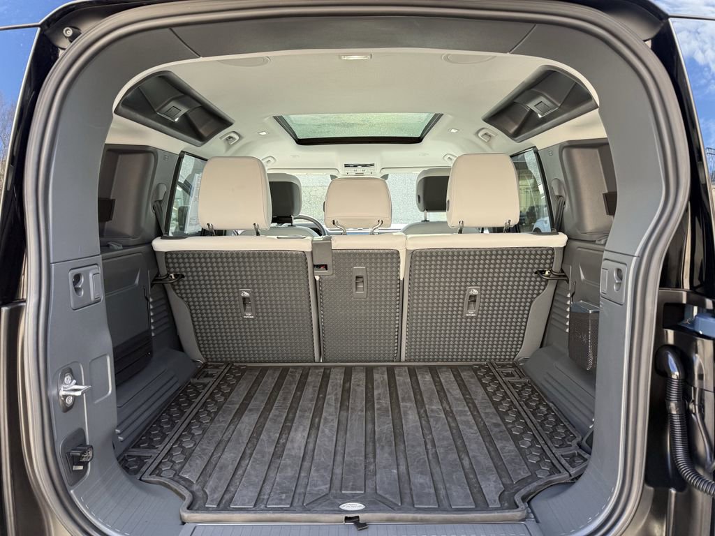 Used 2025 Land Rover Defender 110 X-Dynamic SE image 18