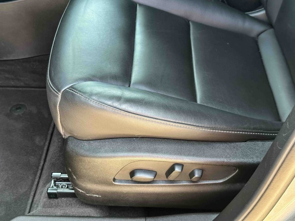 Used 2024 Cadillac XT4 Luxury w/ Cold Weather Package FWD image 15