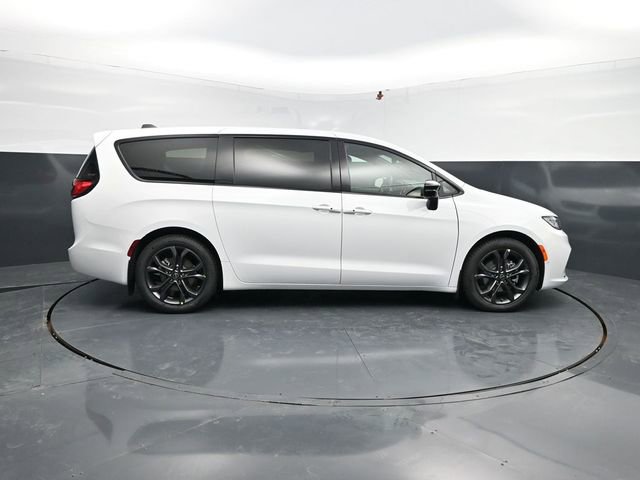 New 2026 Chrysler Pacifica Select image 11