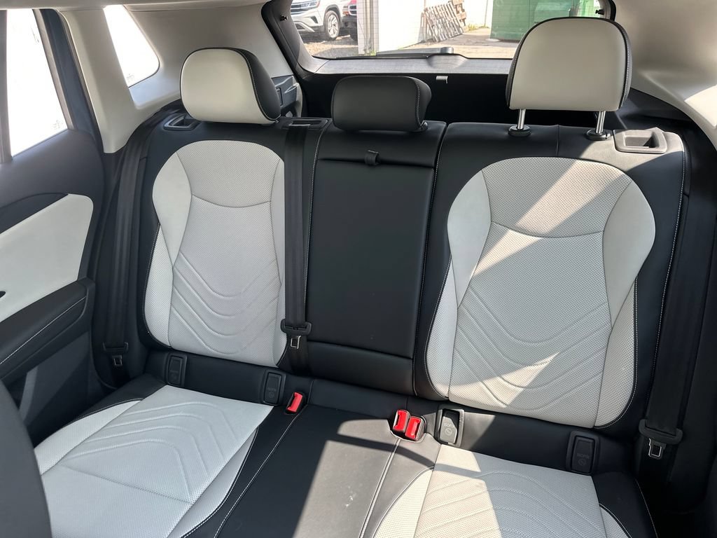 Used 2025 Volkswagen Tiguan SE w/ Panoramic Sunroof Package AWD/4WD image 21