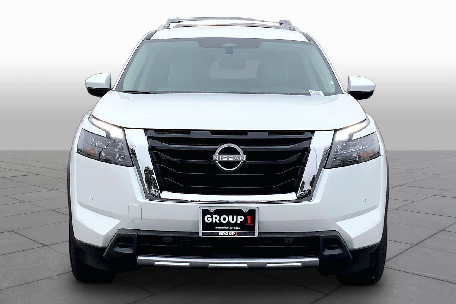 Used 2025 Nissan Pathfinder SL FWD image 4