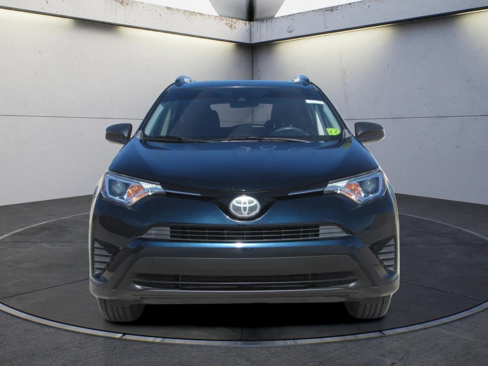 Used 2018 Toyota RAV4 LE FWD image 3