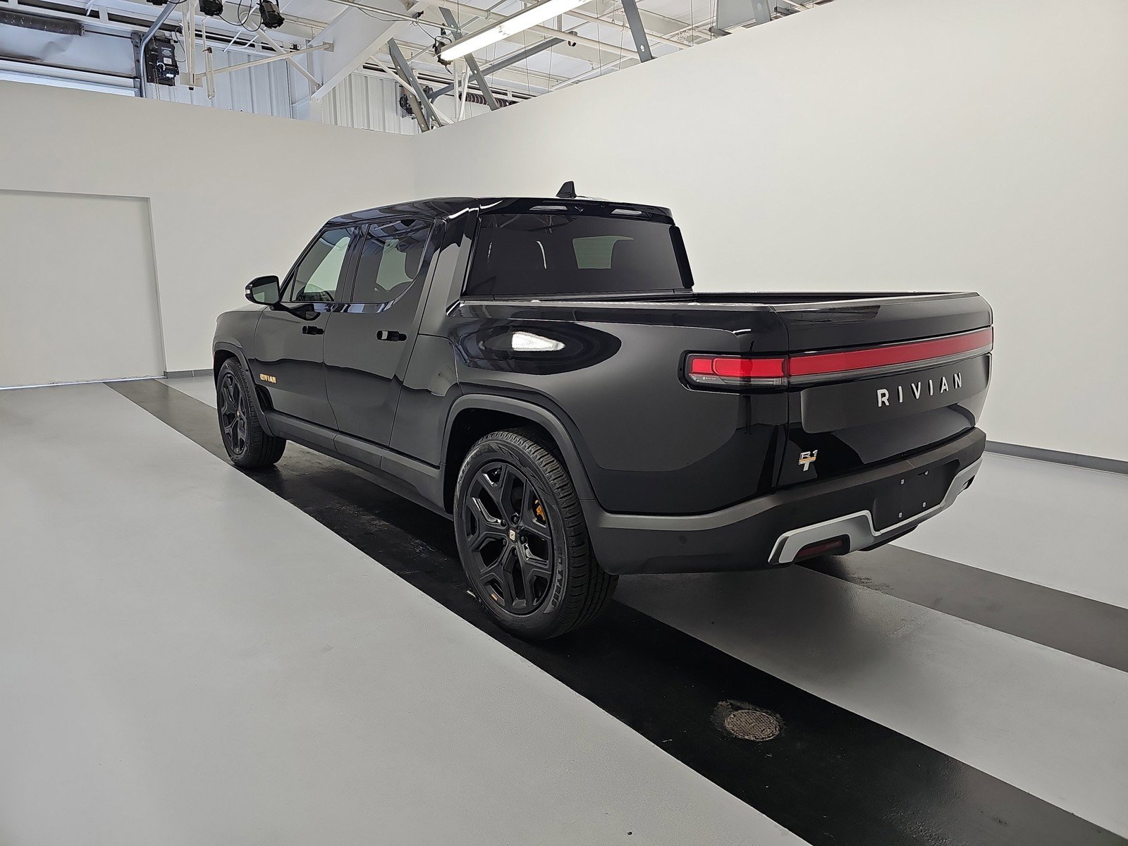Used 2022 Rivian R1T Adventure AWD/4WD image 3