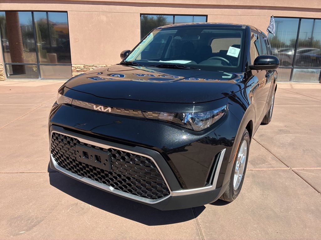 Certified 2025 Kia Soul LX FWD image 2
