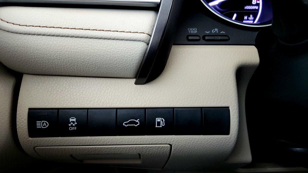 Certified 2018 Toyota Camry LE FWD image 32