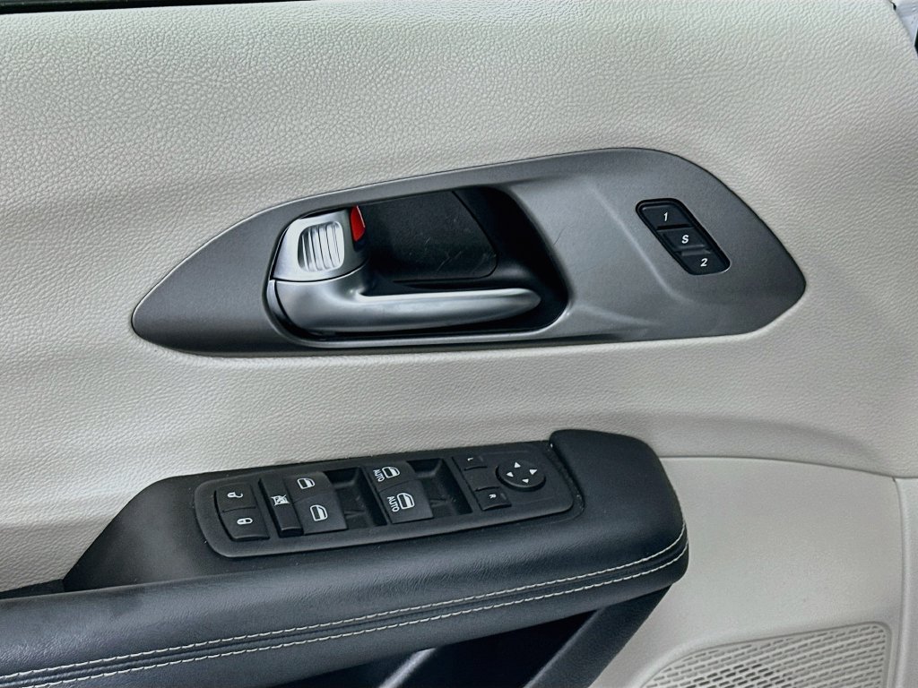 Certified 2023 Chrysler Pacifica Touring-L FWD image 26