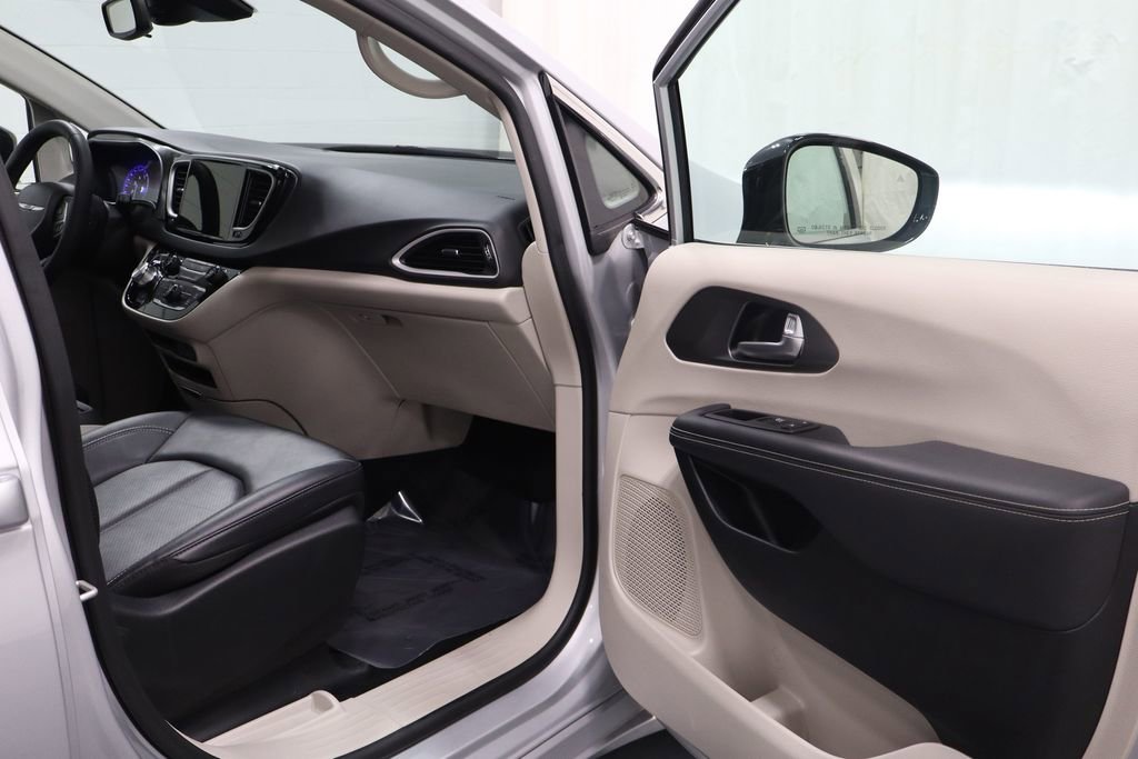 Used 2024 Chrysler Pacifica Touring-L image 14