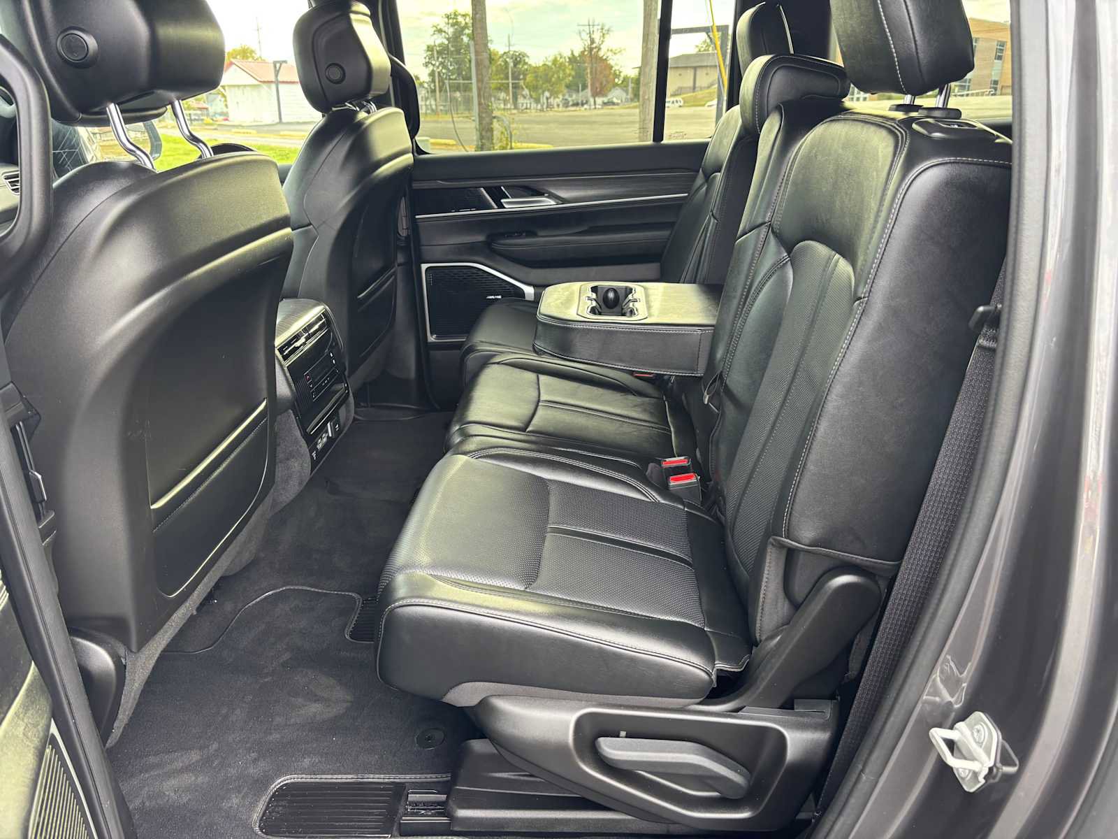 Certified 2024 Jeep Wagoneer L Series III w/ Flexible Seating Group image 22