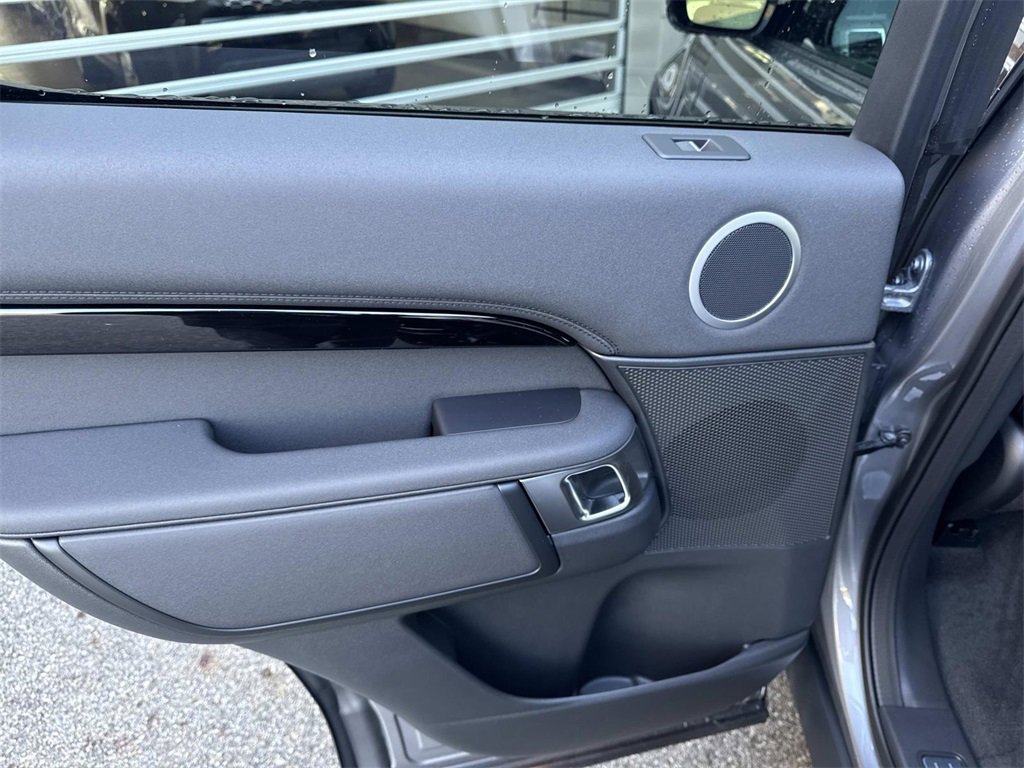 New 2025 Land Rover Discovery S image 12