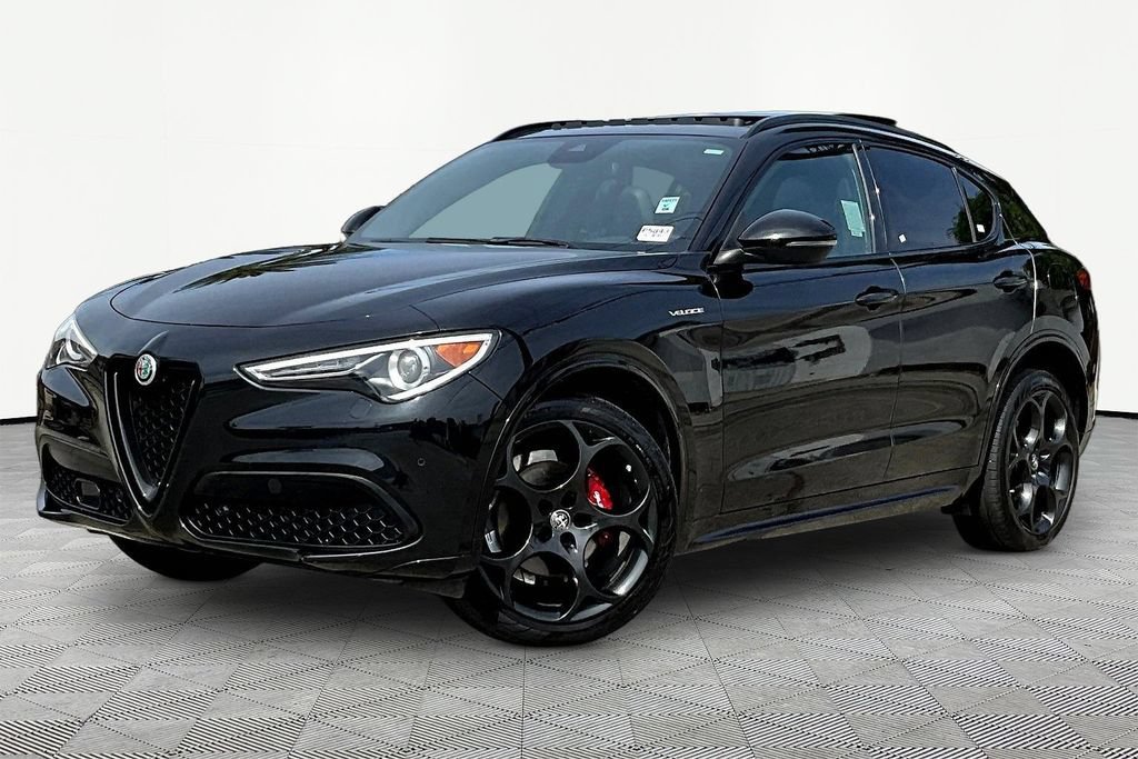 Used 2023 Alfa Romeo Stelvio Veloce AWD/4WD image 3