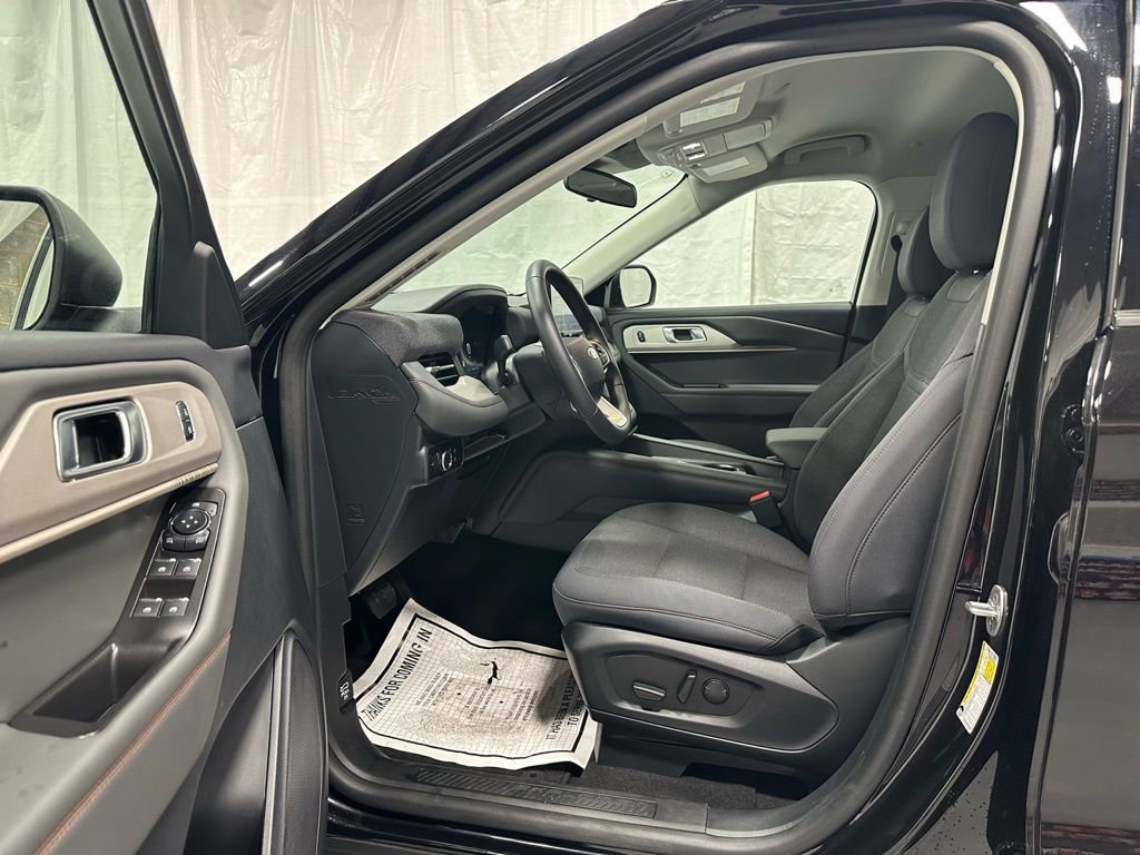Used 2025 Ford Explorer Active AWD/4WD image 10