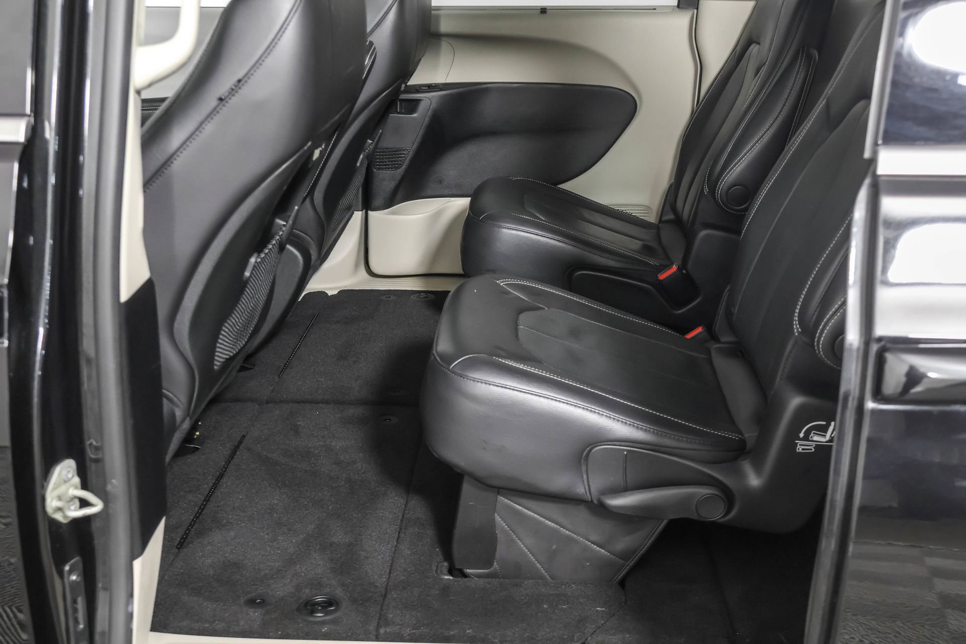 Used 2022 Chrysler Pacifica Touring-L image 35