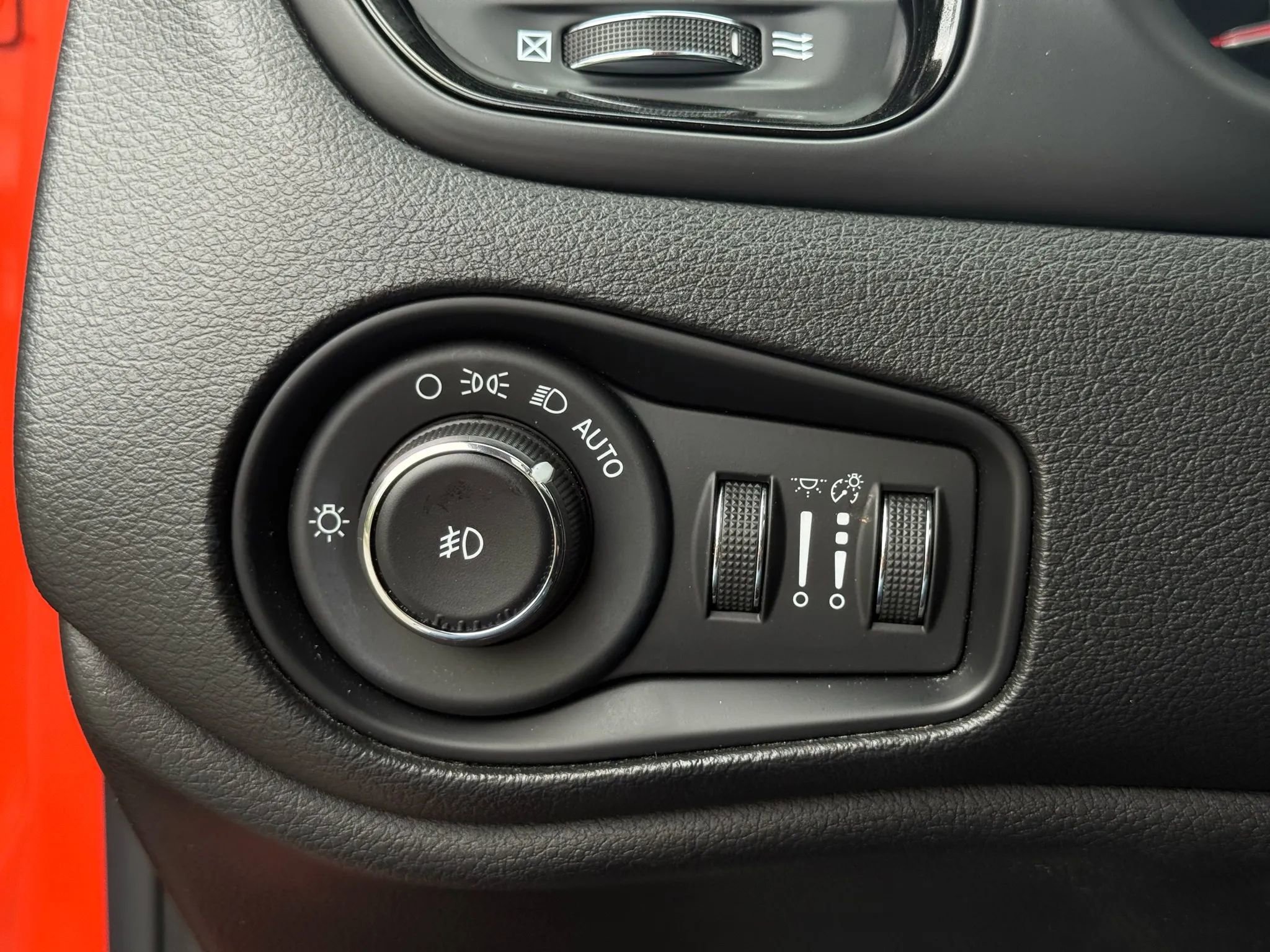 Used 2018 Jeep Renegade Altitude w/ UConnect 8.4 Nav Group image 38