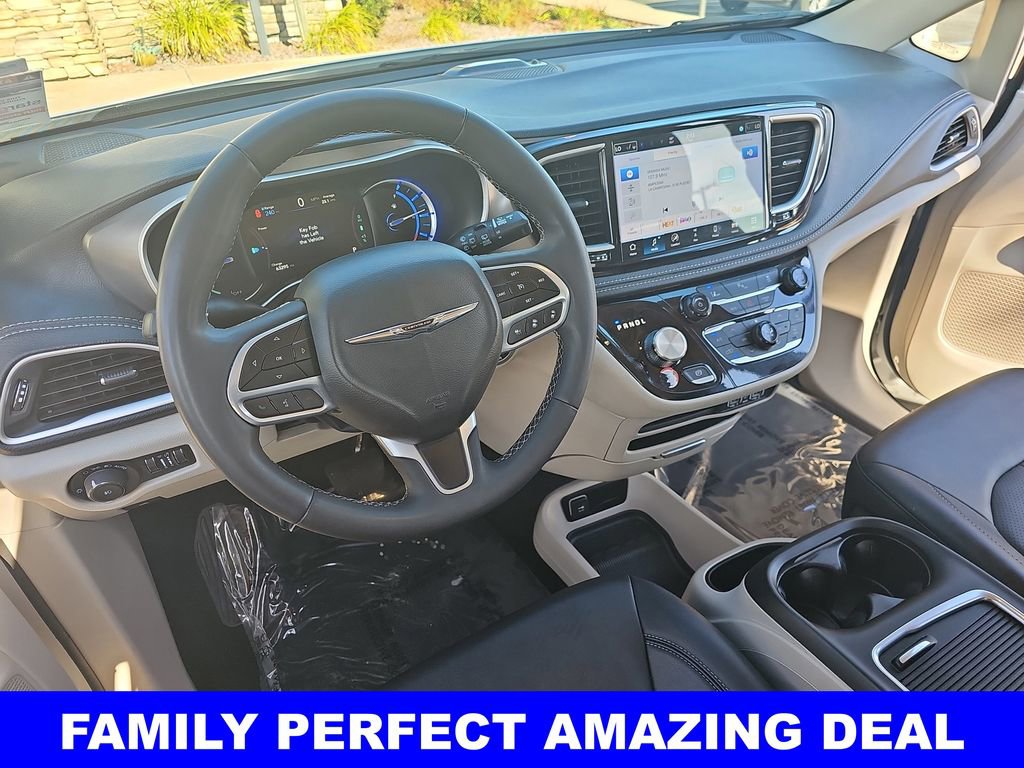 Used 2024 Chrysler Pacifica Select image 17