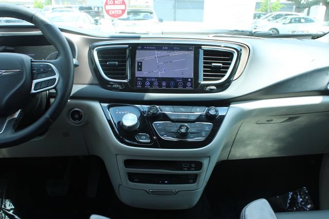 Used 2018 Chrysler Pacifica Touring-L Plus w/ Tire & Wheel Group FWD image 17
